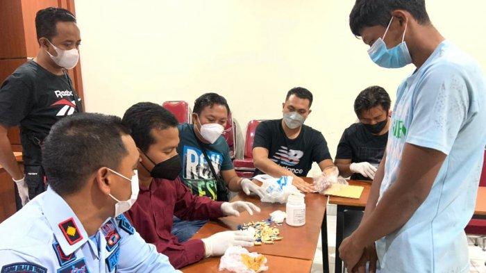 Napi yang diamankan terkait ribuan pil koplo yang dilempar dari luar lapas Tuban, Kamis (12/8).