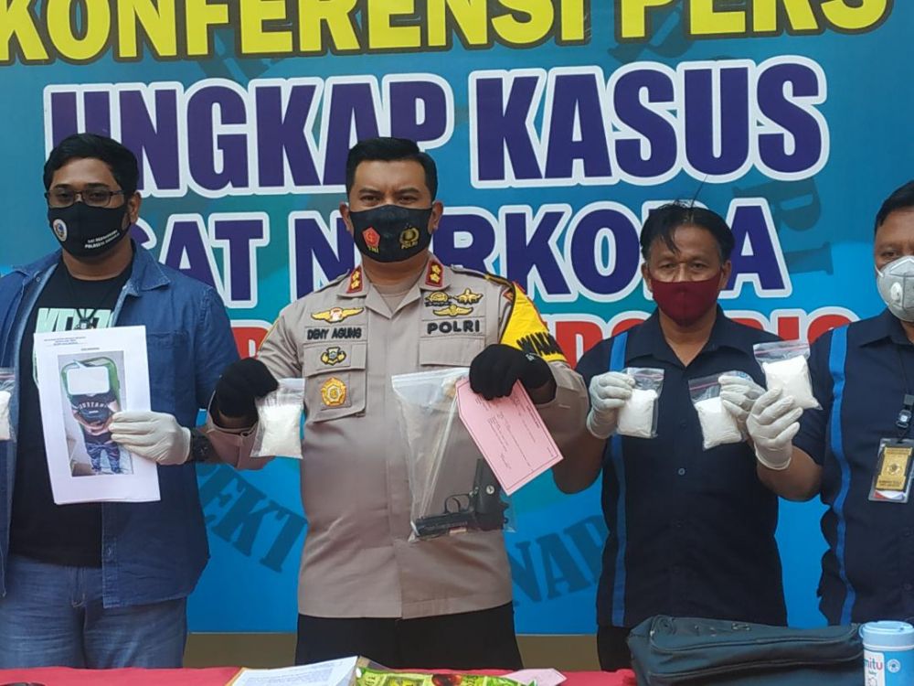 Wakapolresta Sidoarjo AKBP Deny Agung menunjukkan barang bukti narkoba dari pengedar yang ditembak mati
