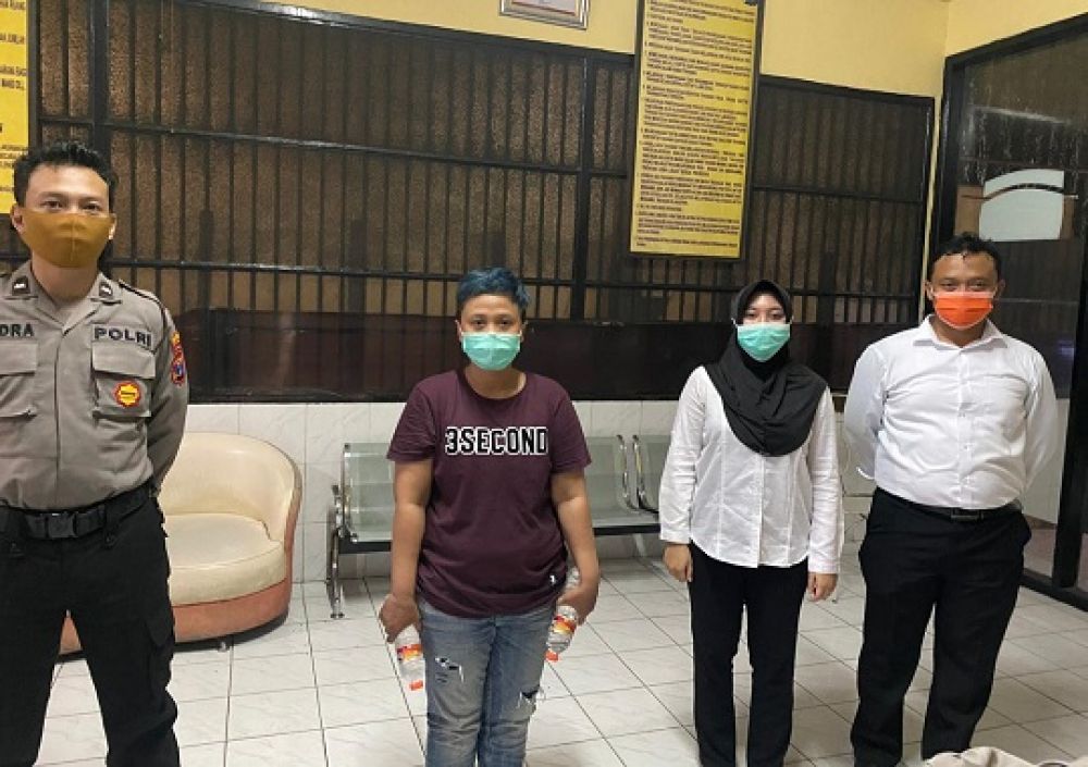 Pelaku dan barang bukti saat berada di Polrestabes Surabaya. SP/Jemmi