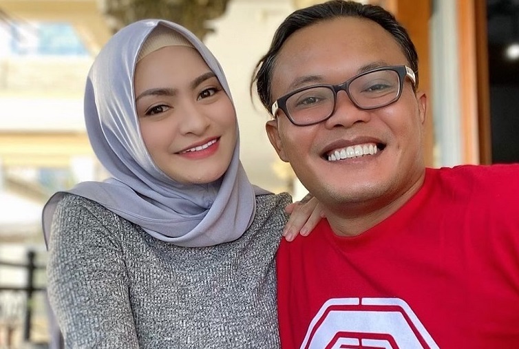 Komedian Sule dan Natalie Holscher