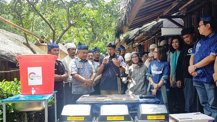 Menparekraf Sandiaga Uno saat mengunjungi permukiman warga Baduy, di Desa Kanekes, Kabupaten Lebak, Banten, Sabtu (15/10/2022).