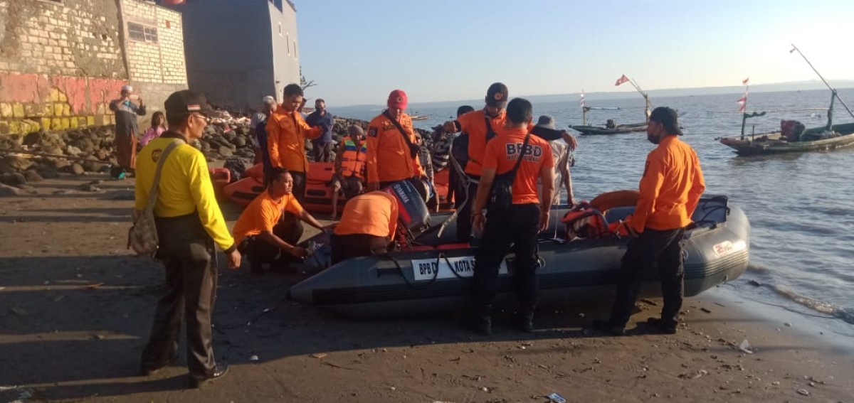 Proses pencarian nelayan hilang oleh BPBD Surabaya bersama petugas gabungan.