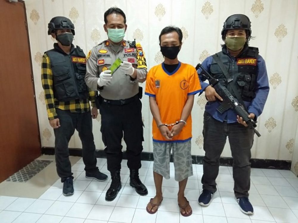 Ryan Hidayat (rompi kuning) diapit anggota reskrim Polsek Sukolilo.