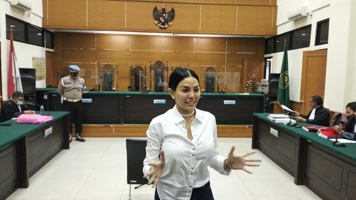 Nikita Mirzani terlihat senang usai dirinya dibebaskan oleh majelis hakim PN Serang, karena Dito Mahendra, sudah empat kali dipanggil, tidak pernah hadir.
