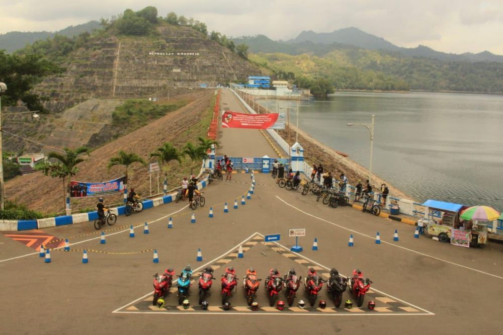 Komunitas motor yang menamakan diri All Variant Ninja Community (AVNC) yang tergabung dalam Bold Riders saat touring ke Bendungan Wonorejo dan Pantai Gemek Tulungagung