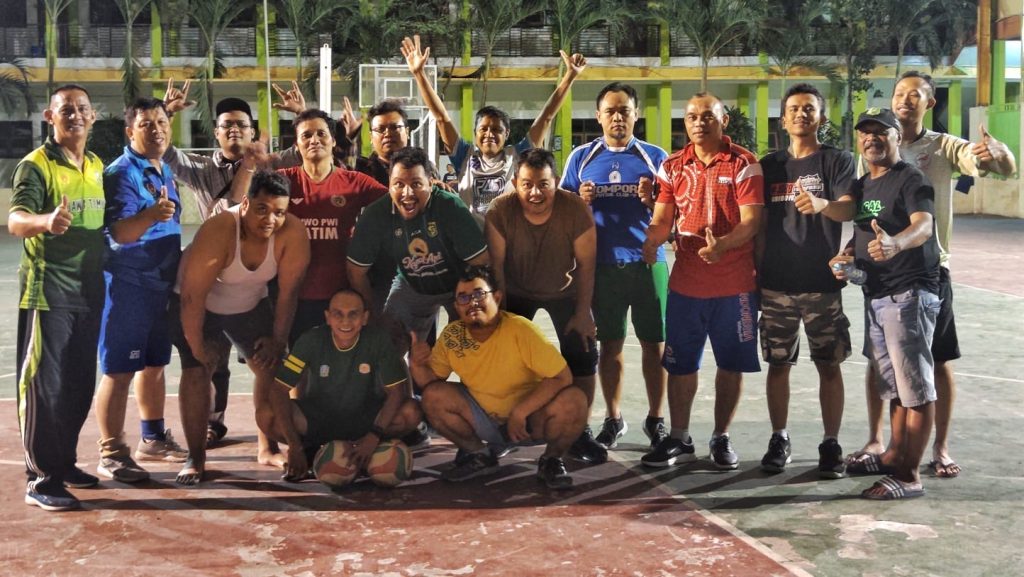 Tim bola voli Pokja Wanipora bersama pelatih voli Jatim, Labib saat sesi latihan.