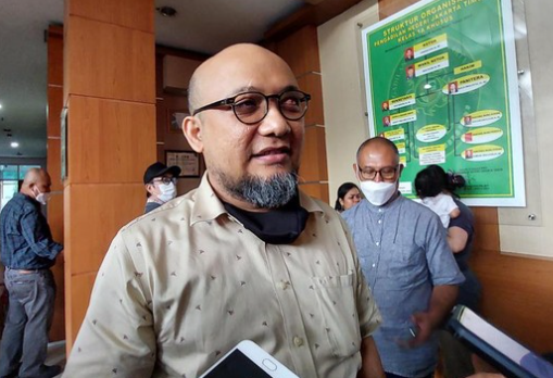 Novel Baswedan dan Bambang Widjojanto saat menghadiri sidang perdana Haris Azhar dan Fatia Maulidiyanti.