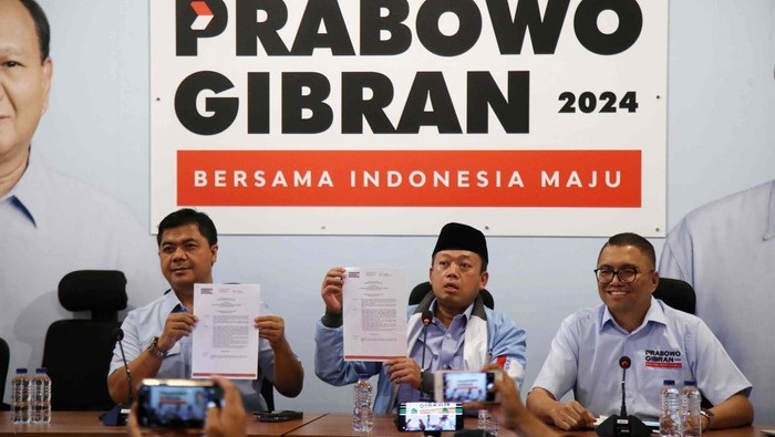 Sekretaris TKN Prabowo-Gibran Nusron Wahid, mengumumkan Khofifah Indar Parawansa bergabung dalam Tim Kampanye Nasional (TKN) Prabowo-Gibran menjadi Dewan Pengarah.