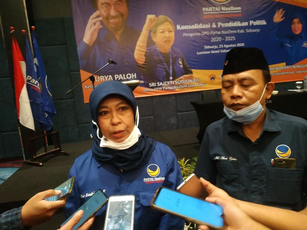 Ketua DPD Partai Nasdem Sidoarjo Ny Hj. Nurhendriyati Ningsih saat beri keterangan