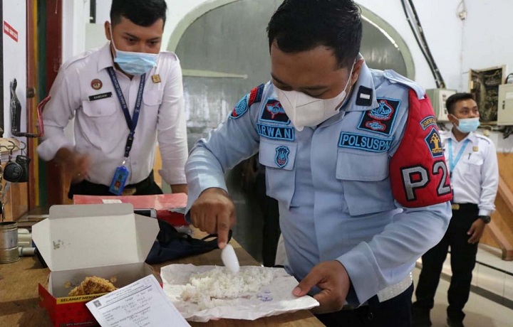 Petugas Lapas Banyuwangi memeriksa nasi kotak dan menemukan obat terlarang. 