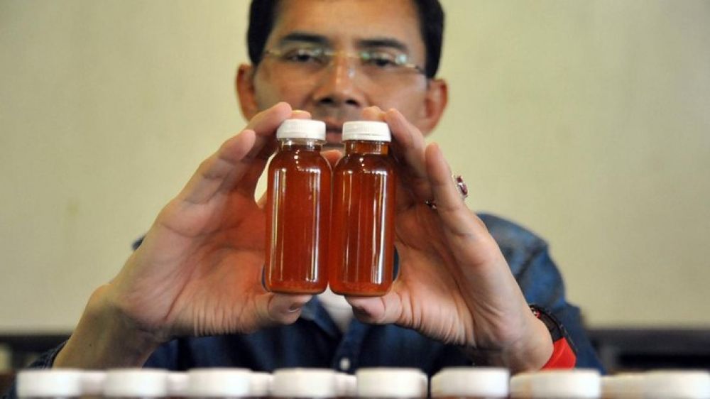 Hadi Pranoto dan ramuan obatnya. SP/ DECOM