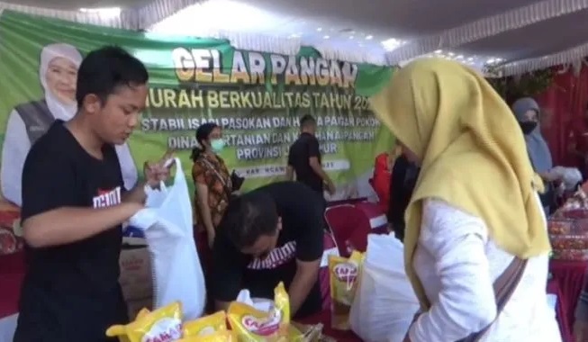 Operasi pasar murah di Ngawi. Foto: Antara.