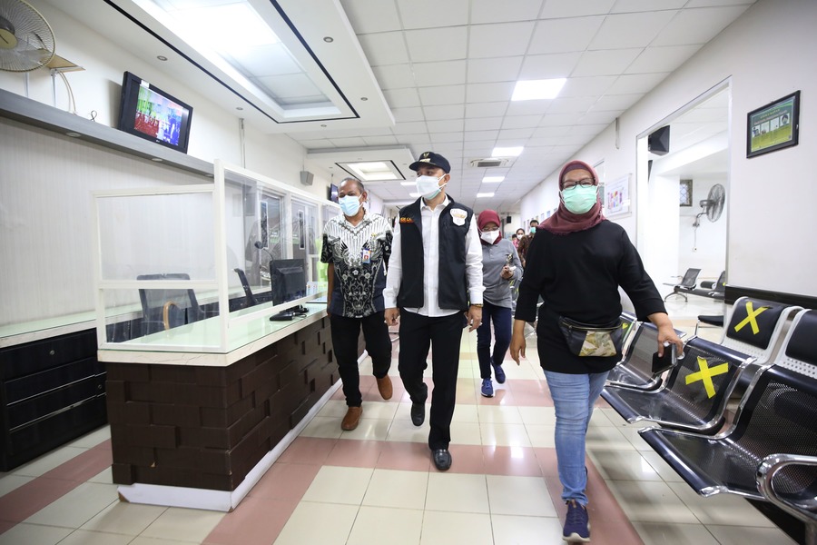 Wali Kota Eri sengaja datang ke RSUD dr. Mohamad Soewandhie untuk memberikan dukungan dan semangat langsung kepada seluruh tenaga medis yang sedang bertugas, Kamis (1/7/2021).SP/PEMKOTSURABAYA