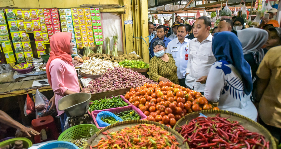 Wali Kota Surabaya Eri Cahyadi saat mengunjungi Pasar Pucang beberapa waktu lalu. Foto: Pemkot Surabaya.