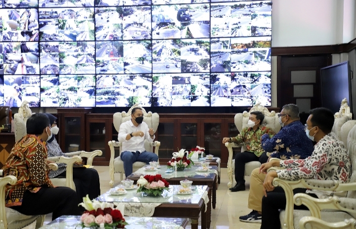 Pertemuan Wali Kota Surabaya Eri Cahyadi bersama Ketua Komisi Pengawasan Persaingan Usaha (KPPU) Pusat Kodrat Wibowo di ruang kerjanya, Balai Kota Surabaya, Sabtu (23/10/2021).SP/HUMAS PEMKOT SURABAYA