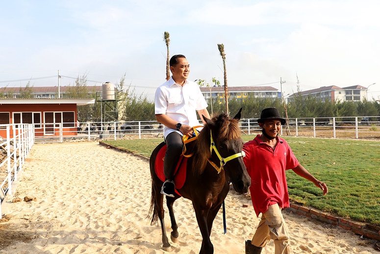 Wali Kota Surabaya Eri Cahyadi Saat Mencoba Wahana di Eco Wisata Romokalisari, Rabu (31/8/2022)