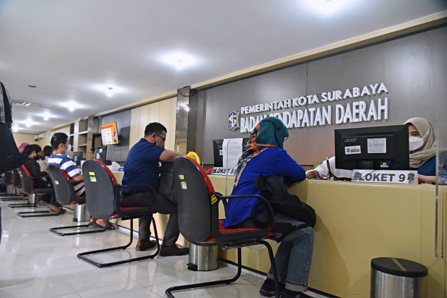 Pelayanan pajak daerah di Kantor Bapenda Kota Surabaya. Foto: Diskominfo Surabaya.