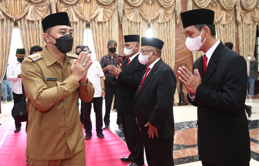 Wali Kota Surabaya Eri cahyadi telah resmi melantik Ketua dan Wakil Ketua Badan Amal Zakat Nasional Kota Surabaya masa periode tahun 2021-2026, Senin (25/10). SP/HUMAS PEMKOT SURABAYA