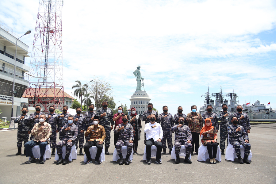 TNI AL bekerja sama dengan Pemkot Surabaya, Pemkab Sidoarjo, Pemkab Gresik, dan Pemkab Bangkalan mengadakan vaksinasi massal. SP/HUMAS PEMKOT SURABAYA