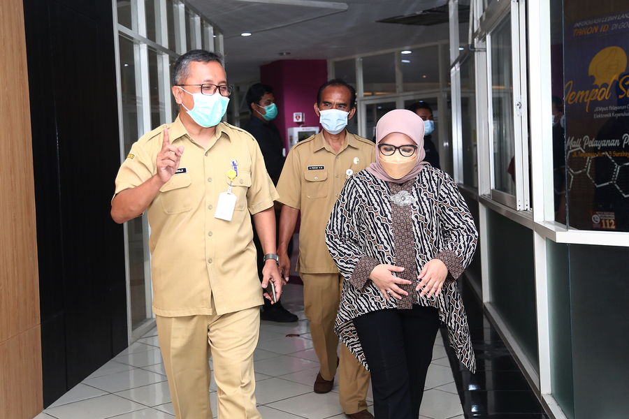 Kepala Dispendukcapil Kota Surabaya Agus Imam Sonhaji bersama Ketua TP PKK Kota Surabaya Rini Indriyani Eri Cahyadi. SP/HUMAS PEMKOT SURABAYA