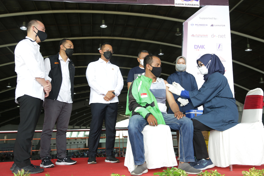 Wali Kota Eri Cahyadi bersama Ketua Kadin Surabaya Muhammad Ali Affandi, President EO Indonesia East Antony Harsono dan Kajari Surabaya Anton Delianto serta mantan Menteri BUMN periode 2011-2014 Dahlan Iskan meninjau vaksinasi merdeka  di Jatim Expo (JX),