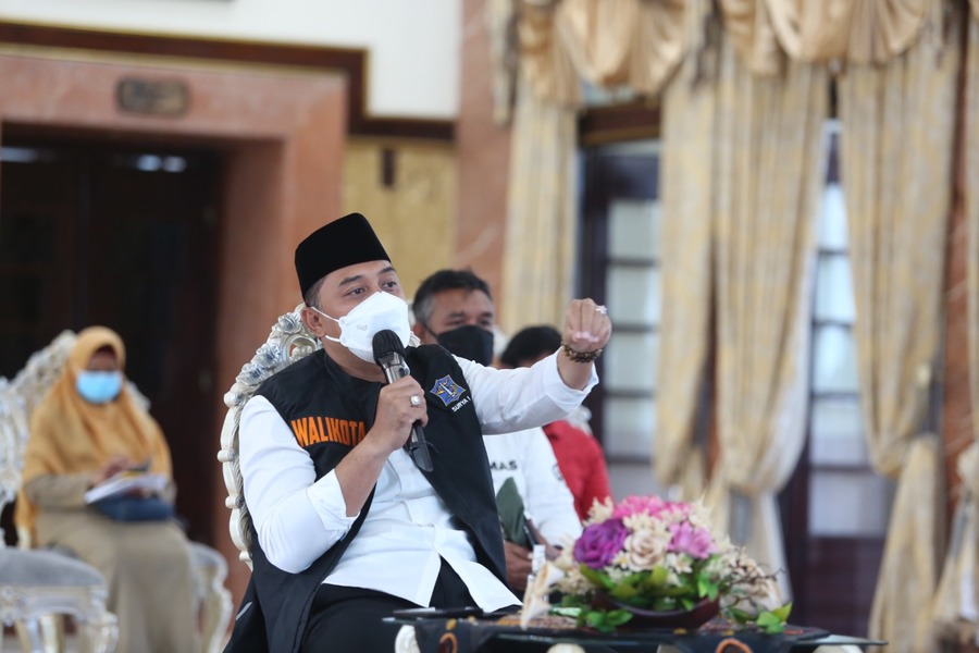 Wali Kota Surabaya Eri Cahyadi saat rapat daring bersama pengurus RT/RW terkait penanganan COVID-19 di Kota Surabaya, Senin (12/7/2021). SP/HUMAS PEMKOT SURABAYA