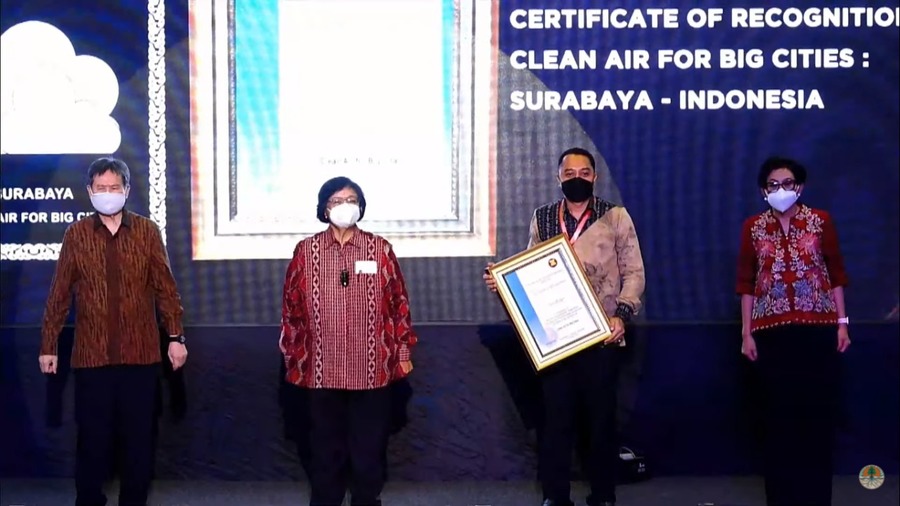 Wali Kota Eri Cahyadi dalam acara yang bertajuk “The 5 ASEAN ESC Award and the 4 Certificate of Recognition” yang digelar di Jakarta, Kamis (21/10/2021).SP/HUMAS PEMKOT SURABAYA