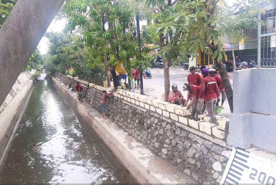 Pekerja membangun dua bozem dan meninggikan jembatan untuk mengatasi genangan banjir di Surabaya. SP/HUMAS PEMKOT SURABAYA