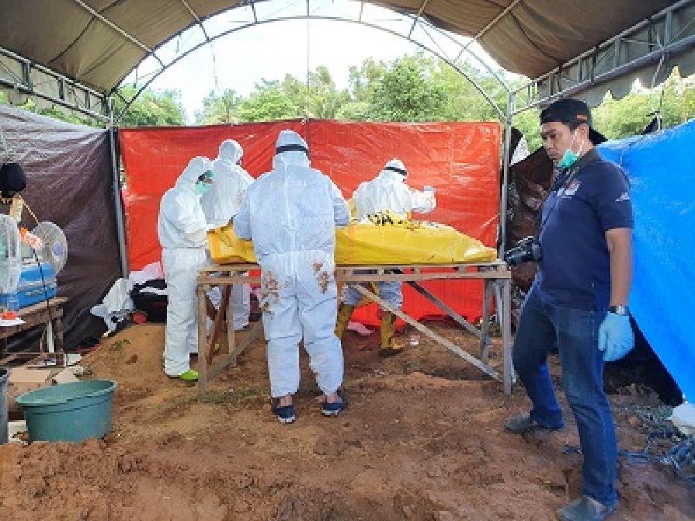 Proses otopsi oleh tim dokter Polda Jatim terhadap mayat Aliman.