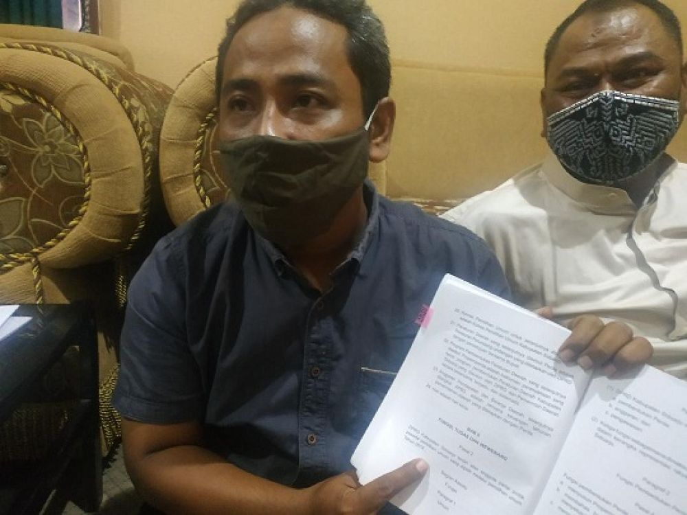 Fatihul Faizun (kiri) didampingi Anggota Komisi III DPR Rahmat Muhajirin tunjukkan pasal Tatib yang dipersoalkan.SP/SUGENG