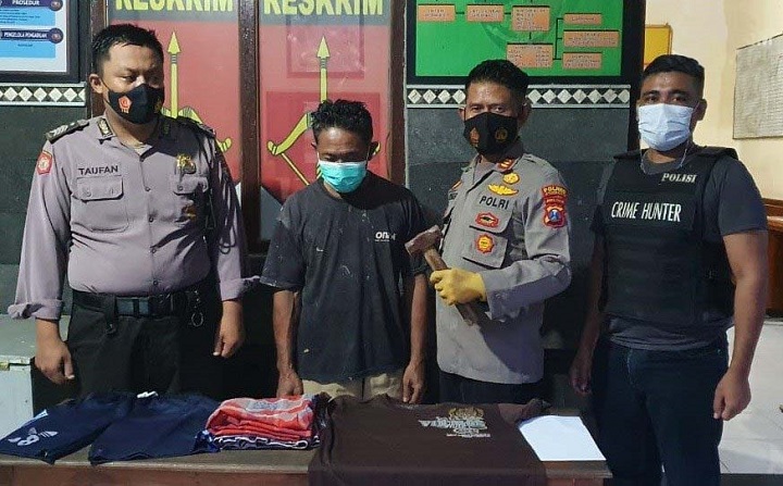  Pelaku ditangkap usai menganiaya korban dengan menggunakan palu atau martil. 