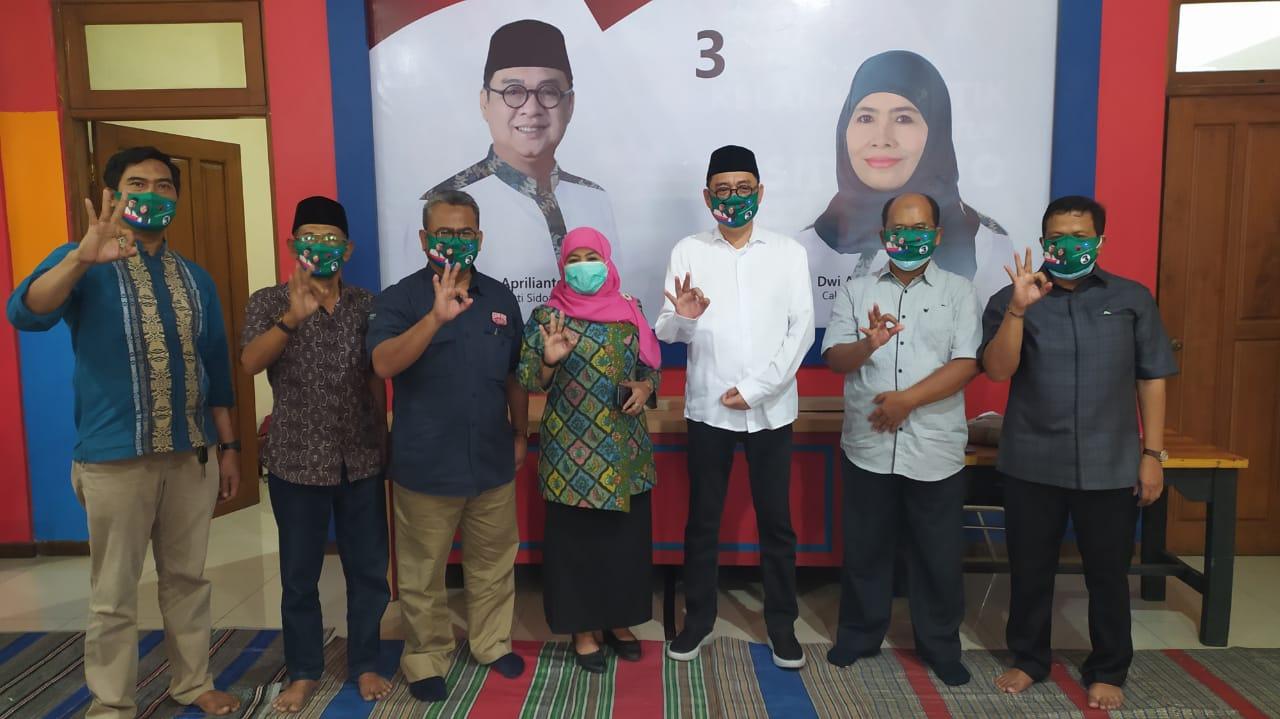 Cabup Kelana dan Cawabup Dwi Astutik bersama pengurus PAN