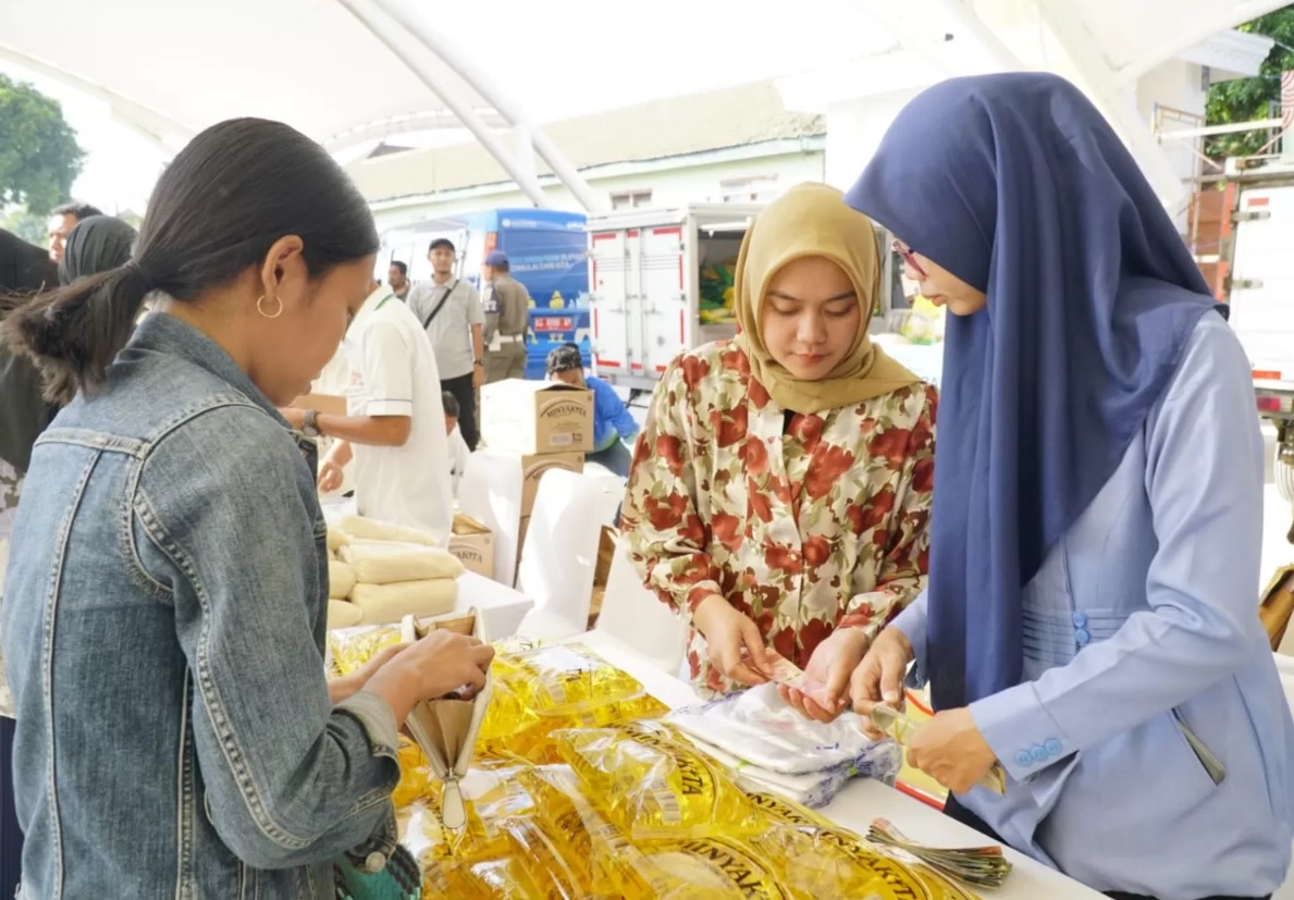 Masyarakat saat berbelanja bahan pokok di Gerakan Pangan Murah yang digelar Pemkot Madiun. Foto: Diskominfo Madiun.