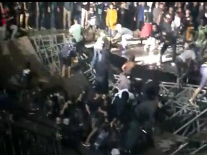 Tangkapan layar video panggung dangdutan ambruk yang viral di medsos.