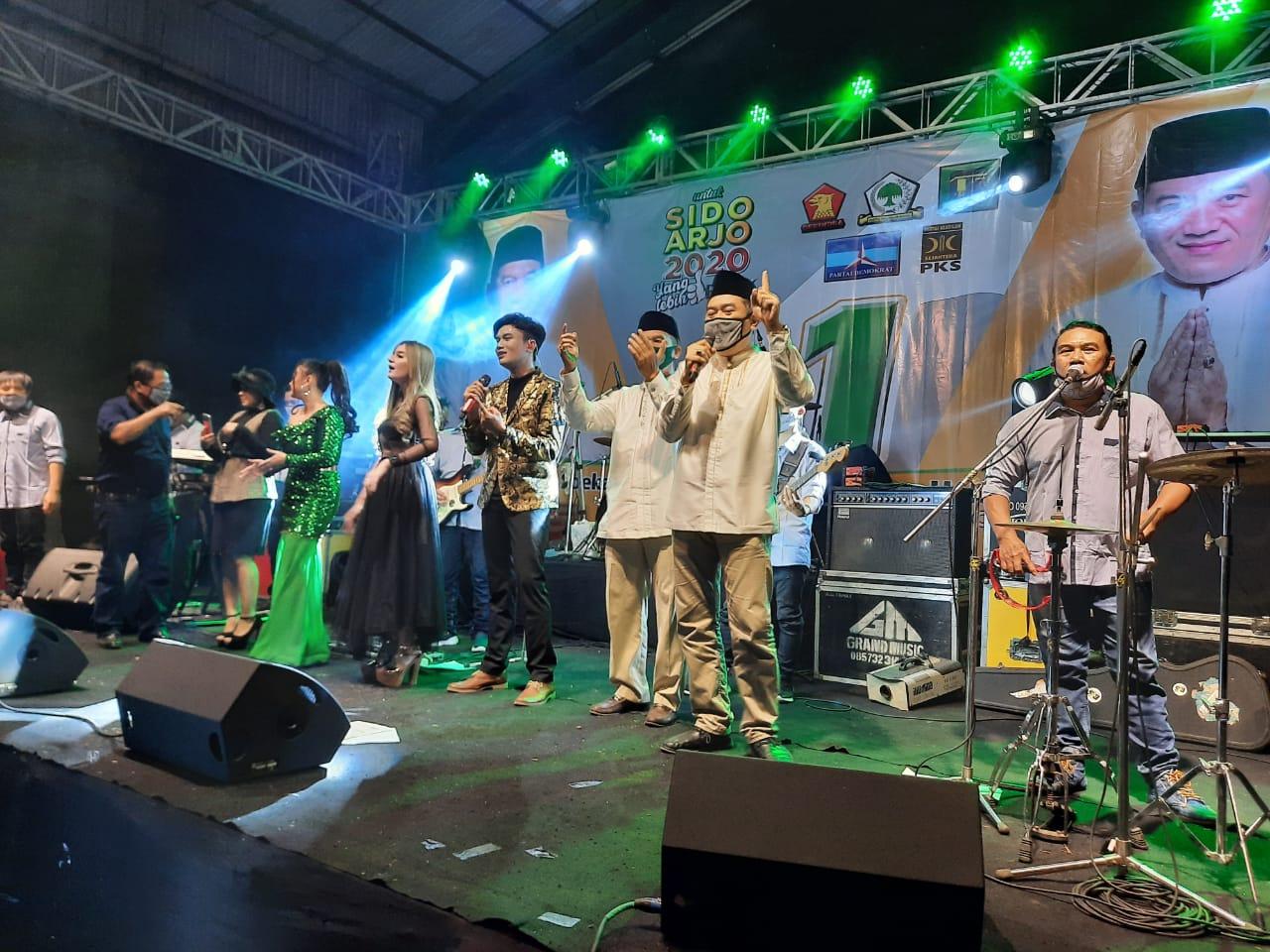 Cabup BHS dan Cawabup Taufiqulbar saat nyanyi lagu religi
