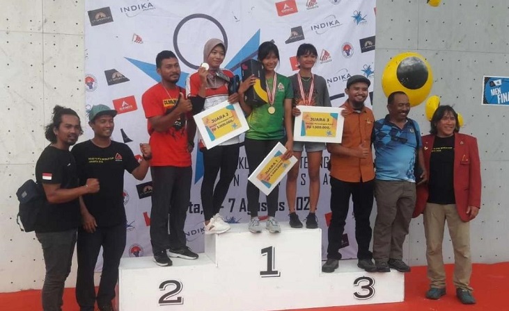 Kharisma Ragil (hijau), Atlet Panjat Tebing Jatim saat tampil sebagai juara di nomor boulder putri. Foto: FPTI Jatim