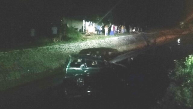 Kondisi mobil sebelum dievakuasi petugas.