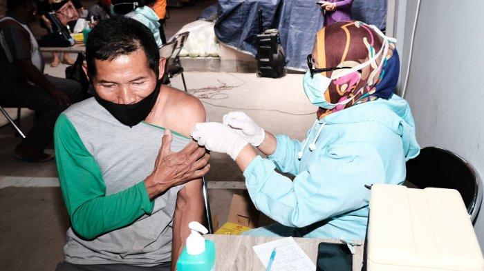 Pedagang di Kota Batu mendapat vaksinasi covid-19. 