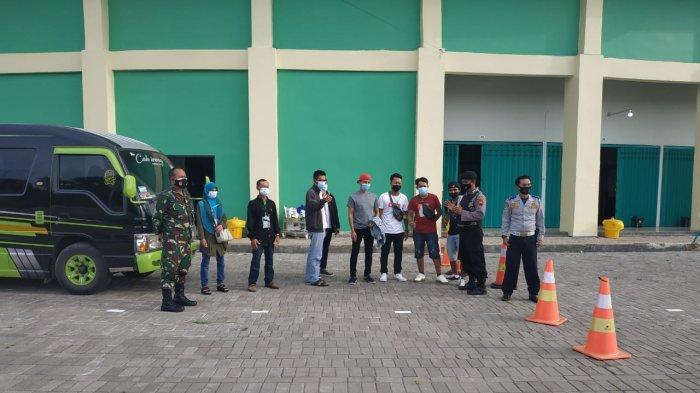 18 TKI yang pulang Sabtu kemarin, dikarantina di Tuban Sport Center (TSC) selama tiga hari. SP/PEMKAB TUBAN