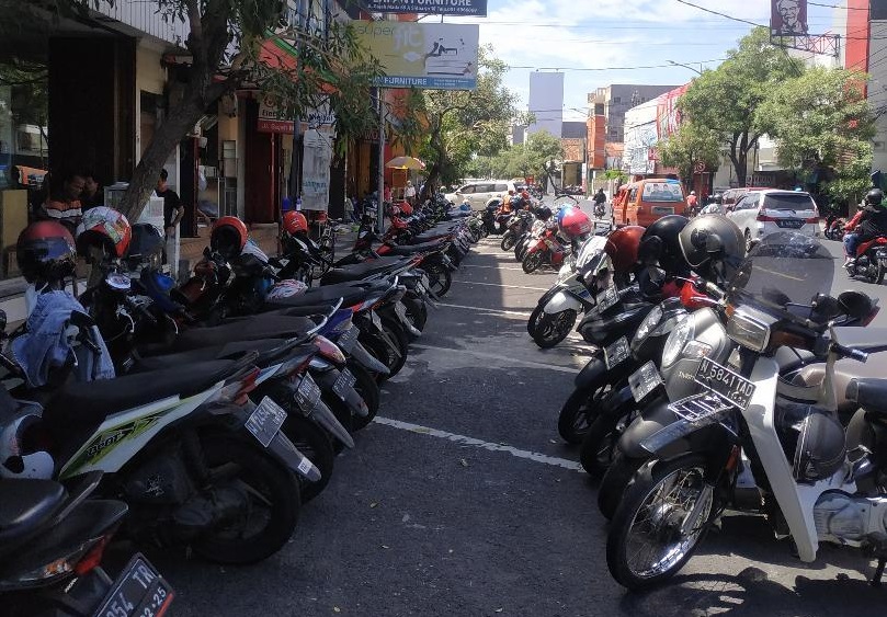 Deretan parkir motor di Jl Gajahmada Kota Sidoarjo. SP/Sugeng Purnomo
