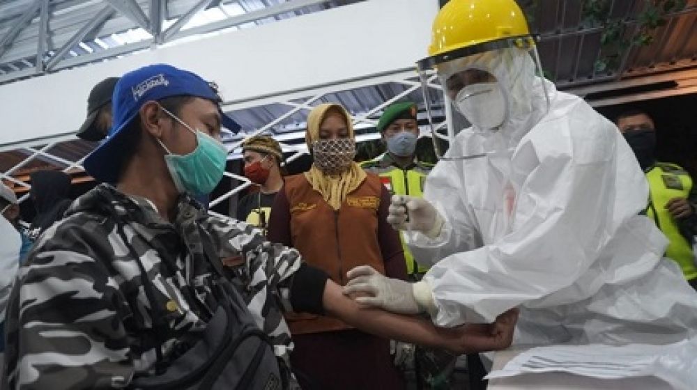 Petugas saat melakukan Rapid Test di pantau oleh  Walikota Mojokerto. SP/ JM