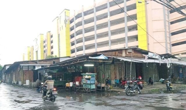 Kondisi Tempat Penampungan Sementara (TPS) Pedagang Pasar Turi yang terlihat kumuh. Foto sp/Sammy mantolas