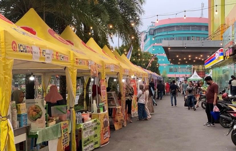 Beberapa stan bazar Ramadan yang digelar di Frontage Pasar Turi Baru. (SP/timotius devan)