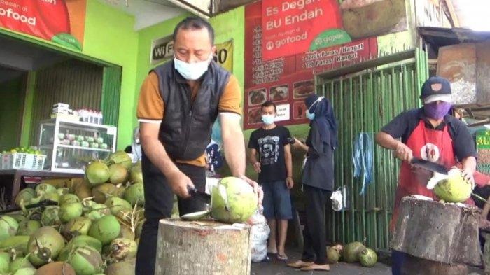 Pedagang degang ijo melayani ramainya pembeli sejak melonjaknya kasus covid-19.