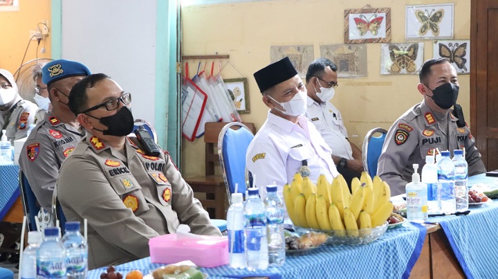 Kapolres Pasuruan AKBP Erick Frendriz saat mengikuti zoom meeting di SDN Oro-oro Ombo Kulon II. SP/Her