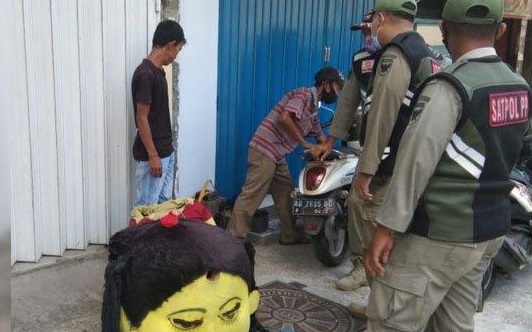 Satpol PP Kota Kediri saat menertibkan pengamen boneka