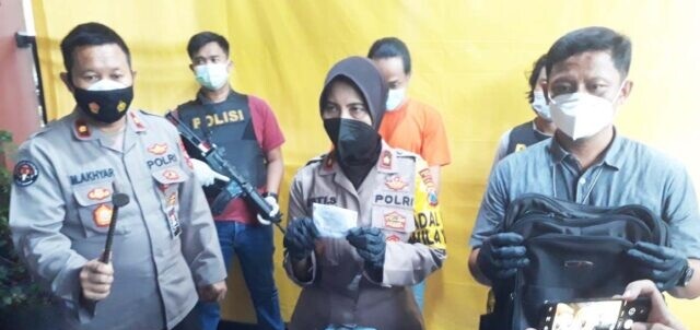 Kapolsek Sukomanunggal Kompol Esti Setija Utami menunjukkan barang bukti kasus pencurian mesin las. SP/Mahbub Fikri