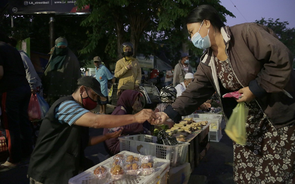 Pedagang jajanan berjualan di pinggir jalan SP/JPN/Humas Pemkot Surabaya