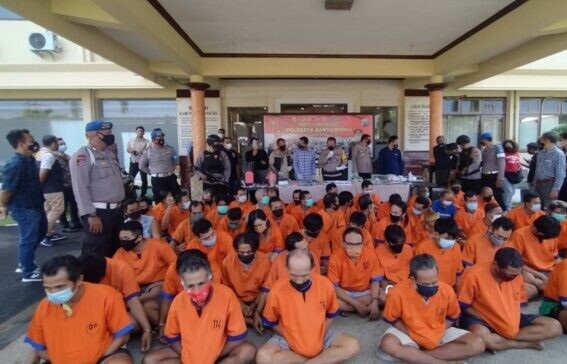 Para tersangka ditampilkan saat rilis.