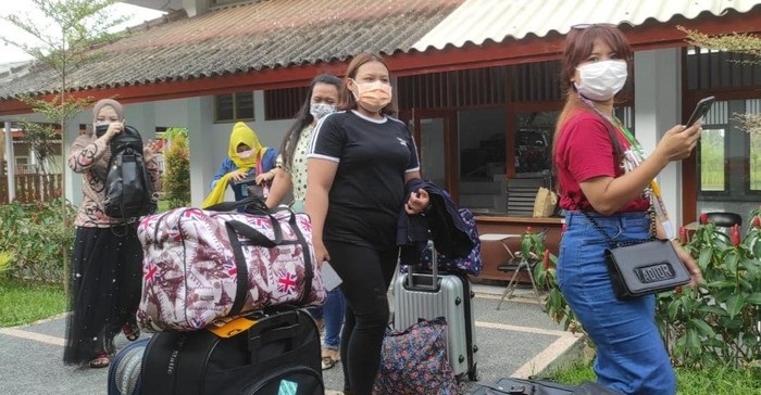 Para pekerja migran yang datang ke Banyuwangi langsung menjalani karantina sesuai keputusan Satgas provinsi.